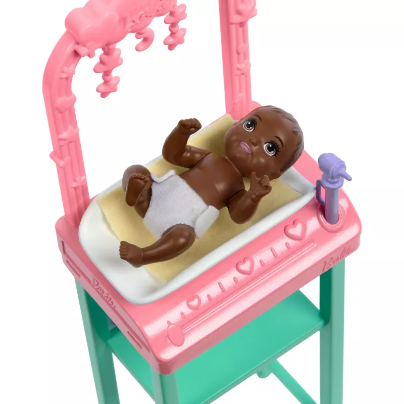 Barbie Baby Doctor lėlė su šviesiaplauke mados lėle, 1 kūdikio lėlė, baldai ir aksesuarai