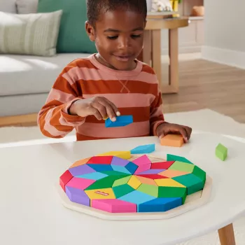 Medinis mandalinis geometrinis dėlionės žaislas Fisher-Price HXT94, 40 detalių