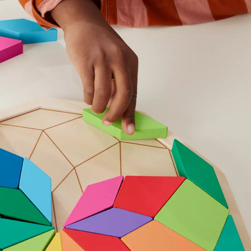 Medinis mandalinis geometrinis dėlionės žaislas Fisher-Price HXT94, 40 detalių