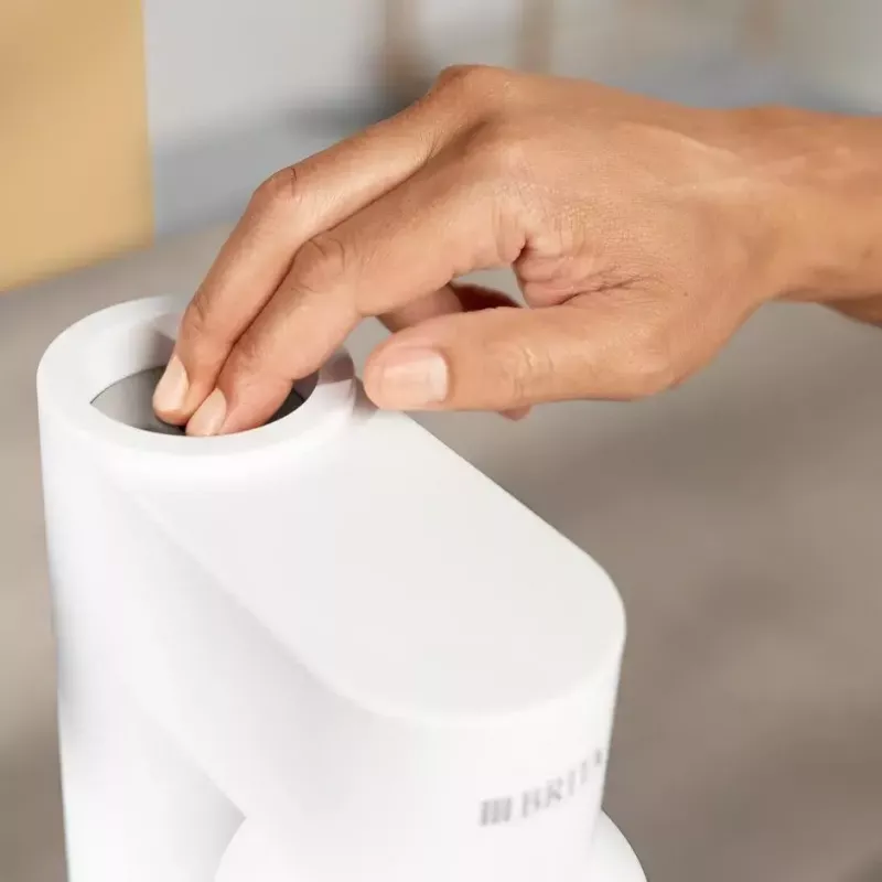BRITA Carbonator 1046730 Baltas – kompaktiškas gazuoto vandens aparatas su 2 stikliniais buteliais