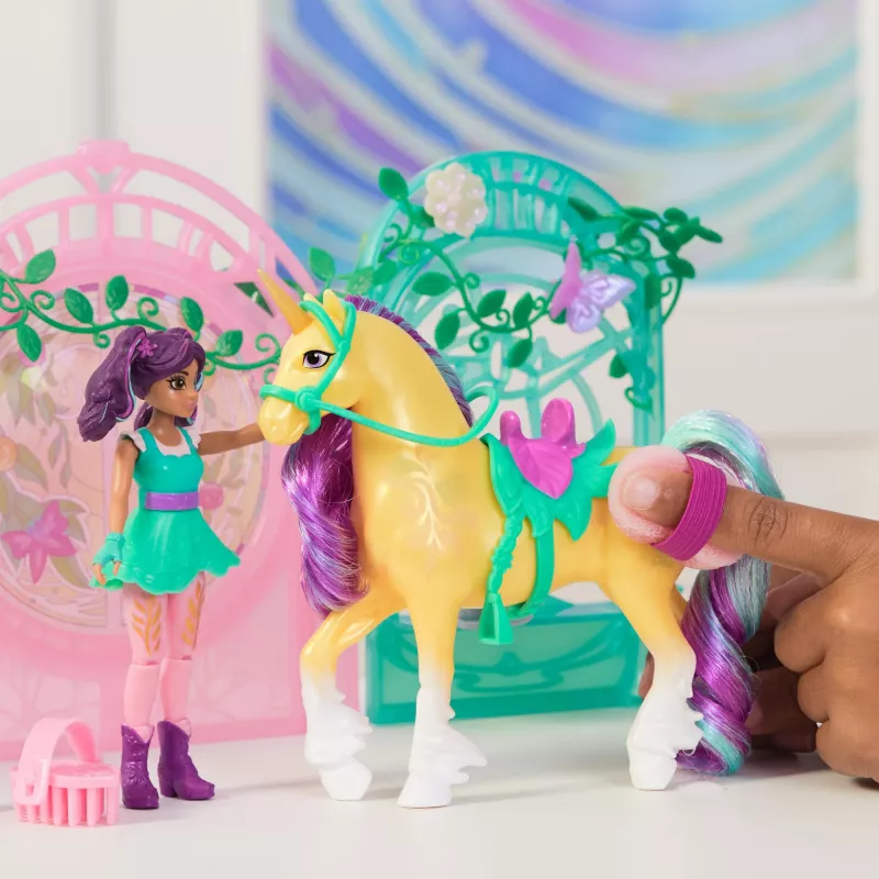 Unicorn Academy, Ava lėlė ir spalvą keičianti Leaf arklidės žaidimų rinkinys, Velykų dovanų idėja, 15 aksesuarų, lėlės ir vienaragiai mergaitėms nuo 4 metų