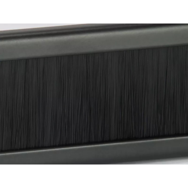 Equip Brush Panel, juodas (RAL 9005) – 1U šepečių skydas kabelių vedimui 19 inch stovuose