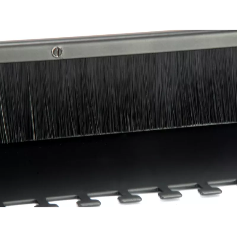 Equip Brush Panel, juodas (RAL 9005) – 1U šepečių skydas kabelių vedimui 19 inch stovuose