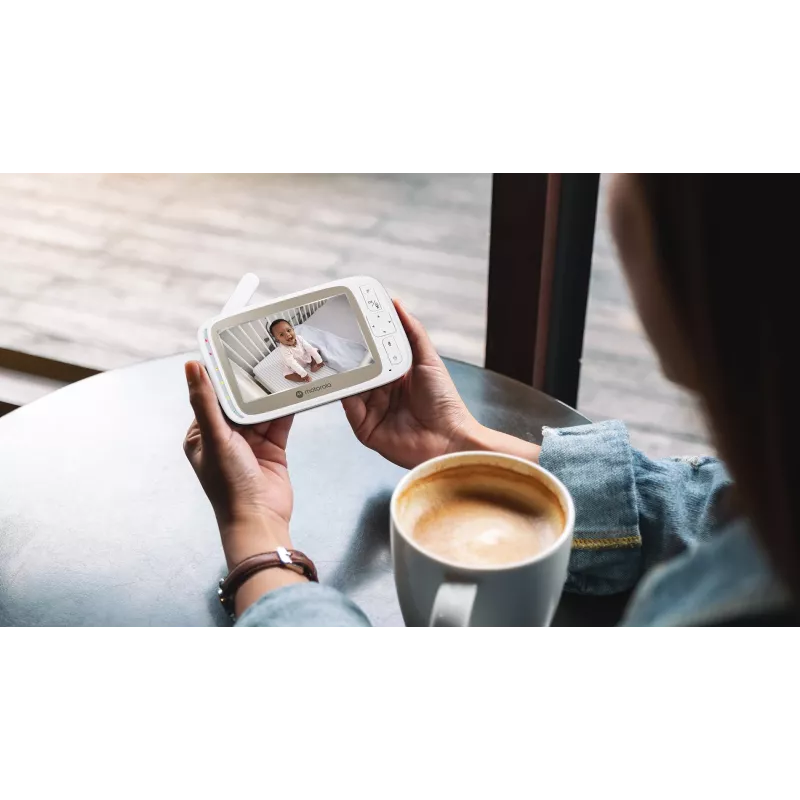 Vaizdo kamera Motorola VM85 CONNECT – 5 colių TFT ekranas, 480×272, 300 m nuotolis, 2× skaitmeninis priartinimas, 2,4 GHz Wi‑Fi/FHSS, dvipusis garsas, balta