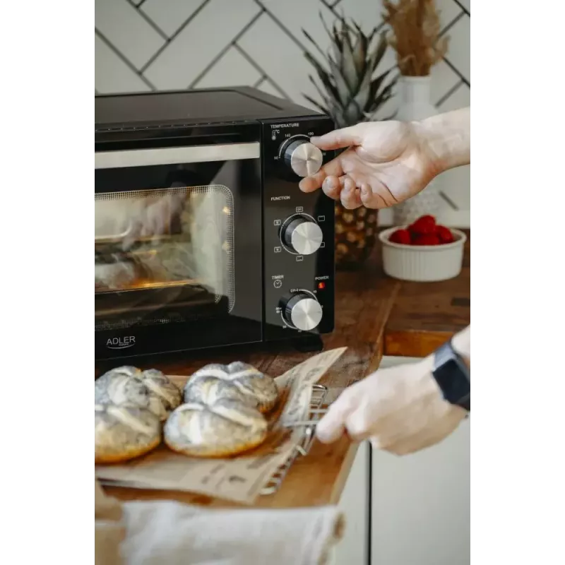 Elektrinė orkaitė ant stalviršio Adler AD 6024 – kompaktiška 22 l talpa, 1300 W, juoda