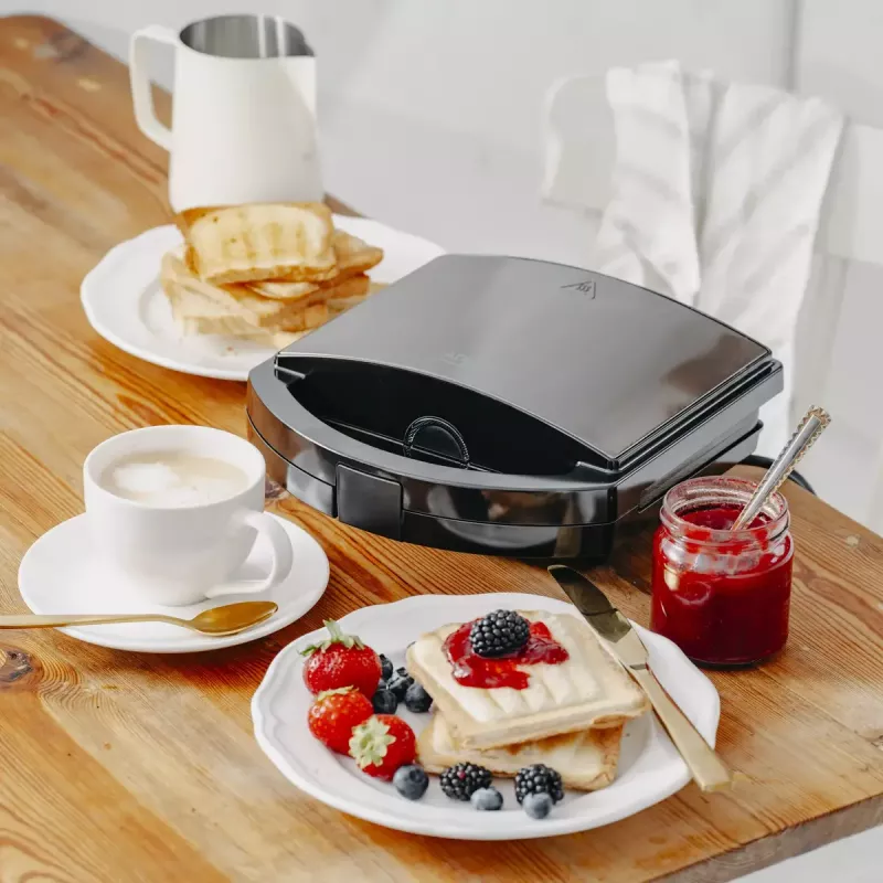 Sumuštinių keptuvė Adler AD 3069 – kompaktiškas sumuštinių presas, 750 W, 2 sumuštiniai, juoda