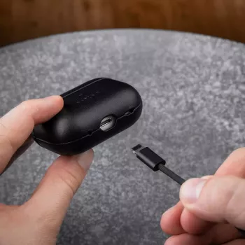 Apsauginis odinis dėklas FIXED FIXLPM-999-BK ausinėms su MagSafe palaikymu, juodas