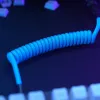Suvyniotas USB laidas GLORIOUS GMMK Electric Blue – atjungiamas klaviatūros laidas su stačiakampėmis jungtimis