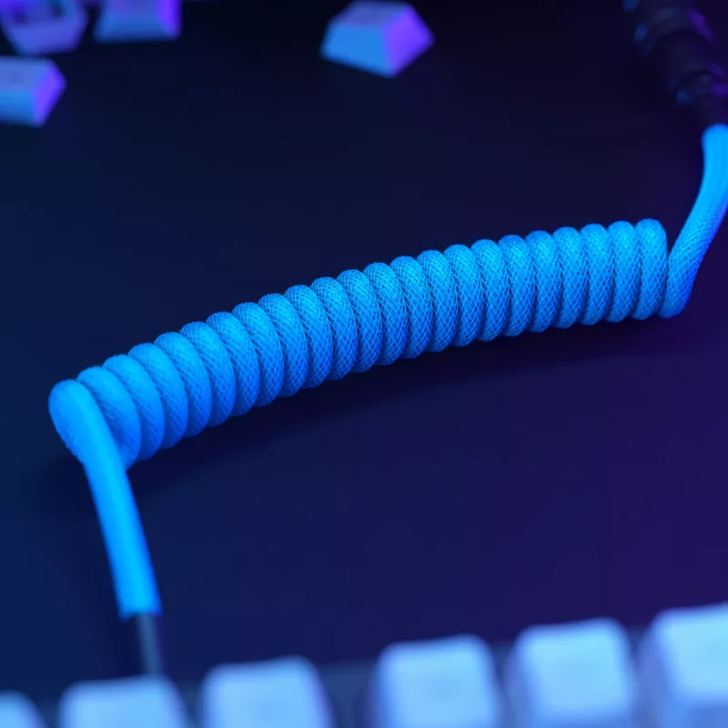Suvyniotas USB laidas GLORIOUS GMMK Electric Blue – atjungiamas klaviatūros laidas su stačiakampėmis jungtimis