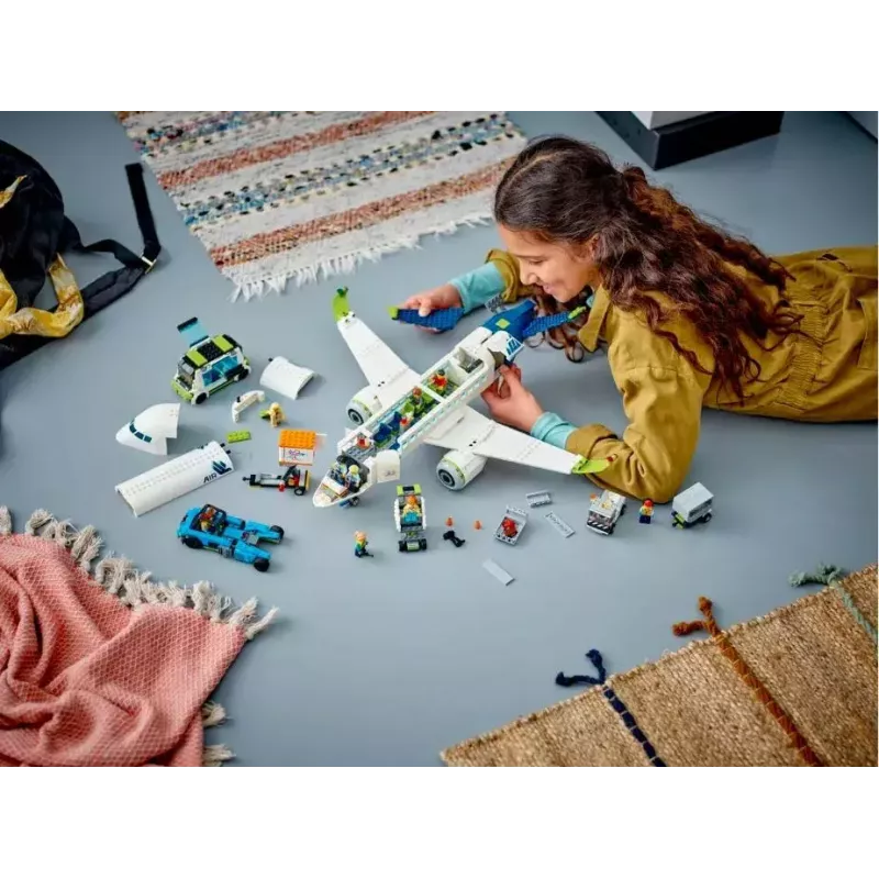 LEGO lėktuvo statybos rinkinys 60367 Keleivinis lėktuvas – City serija, 913 dalių, 8 minifigūrėlės, detalūs interjero elementai