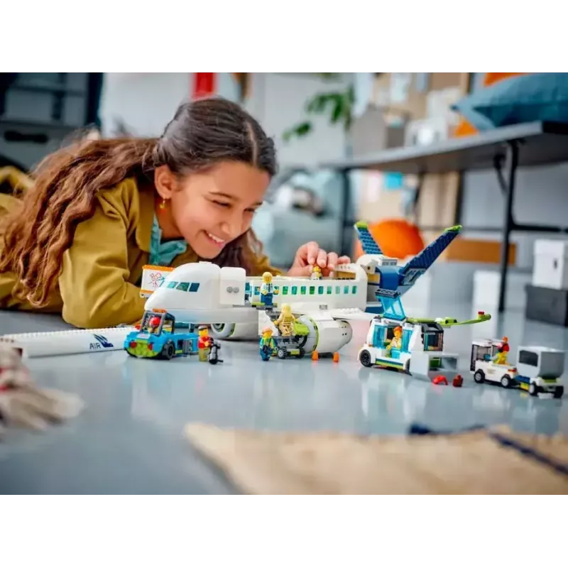 LEGO lėktuvo statybos rinkinys 60367 Keleivinis lėktuvas – City serija, 913 dalių, 8 minifigūrėlės, detalūs interjero elementai