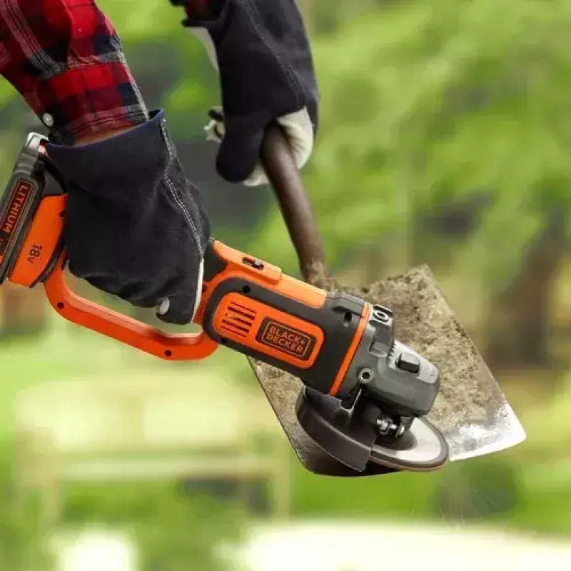 Kampinis šlifuoklis Black & Decker BCG720N – belaidis 18V Li-Ion, 12,5 cm diskas, iki 8600 aps./min., 3 rankenos padėtys