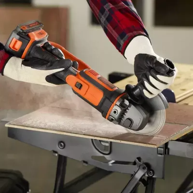 Kampinis šlifuoklis Black & Decker BCG720N – belaidis 18V Li-Ion, 12,5 cm diskas, iki 8600 aps./min., 3 rankenos padėtys