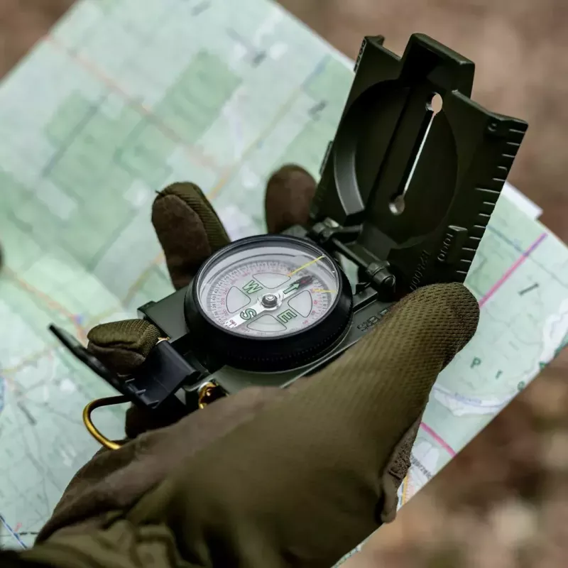 Navigacinis magnetinis kompasas Mil‑Tec US su apšvietimu, aliuminio korpusas, masteliai 1:50k ir 1:25k, alyvinė