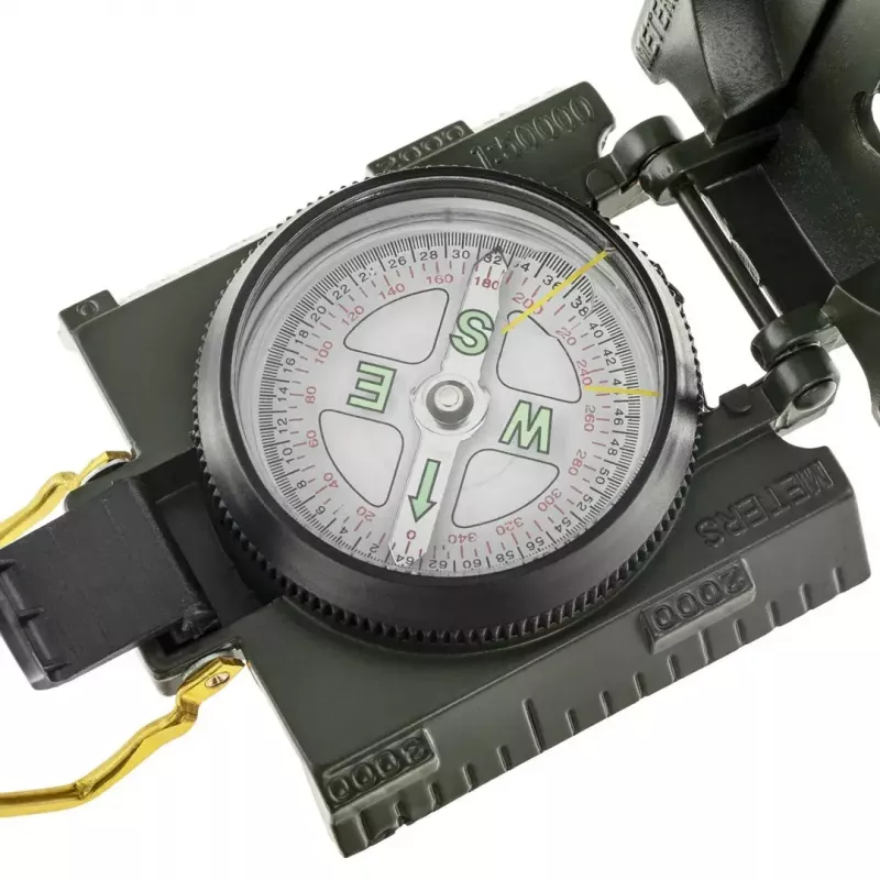 Navigacinis magnetinis kompasas Mil‑Tec US su apšvietimu, aliuminio korpusas, masteliai 1:50k ir 1:25k, alyvinė