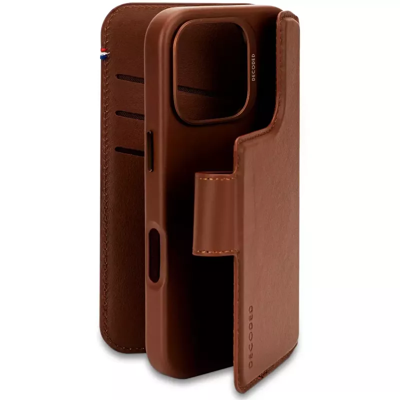 Decoded odinis nuimamas piniginės dėklas iPhone 16 Pro — ruda spalva, natūrali oda, mikropluoštas, 6,3 colio ekranas, 3 kortelių kišenės