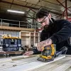 Šlifuoklis lakštinis DeWalt DCW200NT-XJ, belaidis 18 V, bešepetėlis, 1 kg, 8000–13500 OPM, 1,6 mm orbit, dulkių išmetimo anga, laikymo dėklas