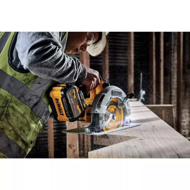 Stačiakampis pjūklas DeWALT DCS573NT-XJ