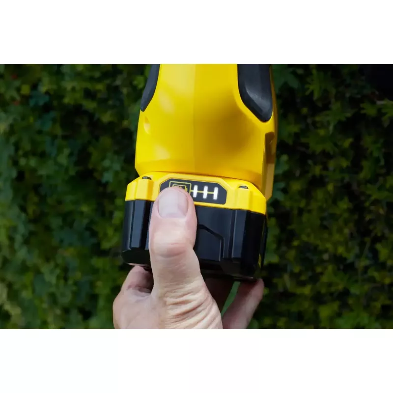 Akumuliatorinis gyvatvorių karpymo pjūklas su teleskopine rankena STANLEY FATMAX SFMCPH845M1-QW — 45 cm dviguba geležtė, 18 V Li‑Jon, 4,1 kg