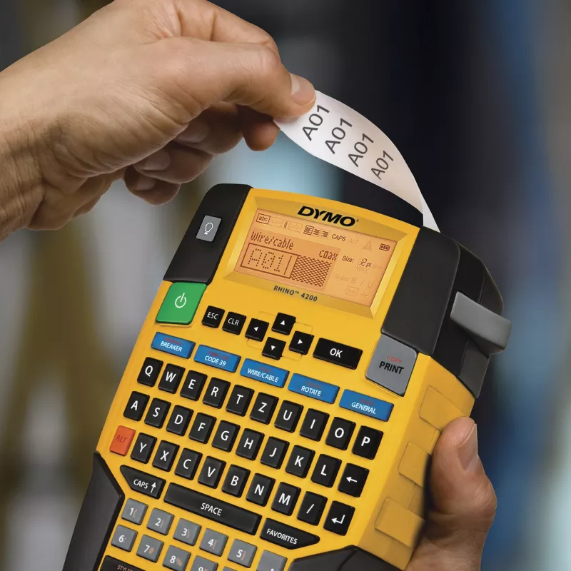DYMO Rhino 4200 pramoninis etikečių spausdintuvas su dėklu | QWERTZ klaviatūra ir sparčiaisiais klavišais | Patvarus etikečių spausdintuvas statyboms ir sunkioms etikečių spausdinimo užduotims