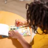 Melissa & Doug Sticker WOW 24 puslapių užduočių bloknotas su lipdukų štampavimo įrenginiu, 300 lipdukų, meno ir amatų fidget žaislas, kolekcionuojamas personažas – Tigras - FSC sertifikuotas