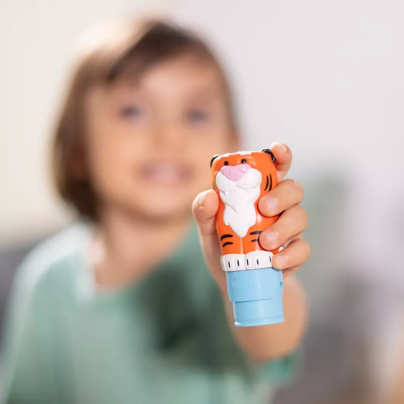 Melissa & Doug Sticker WOW 24 puslapių užduočių bloknotas su lipdukų štampavimo įrenginiu, 300 lipdukų, meno ir amatų fidget žaislas, kolekcionuojamas personažas – Tigras - FSC sertifikuotas