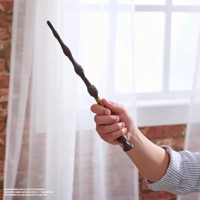 Wizarding World Harry Potter, 12 colių magiškas kolekcinis Albuso Dumbldoro burtų lazdelė su stovu ir liejiniu simboliu, Magiškos būtybės, aksesuaras kostiumams