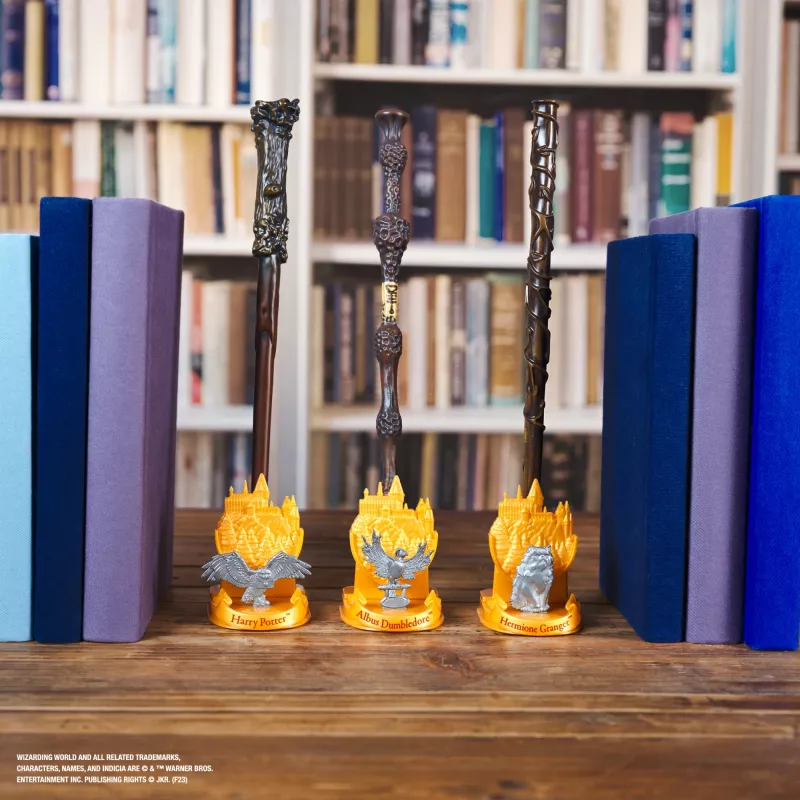 Wizarding World Harry Potter, 12 colių Magical Collector Hermione Granger lazda su stovu ir liejamu simboliu, Magiškos būtybės, Priedas kostiumams