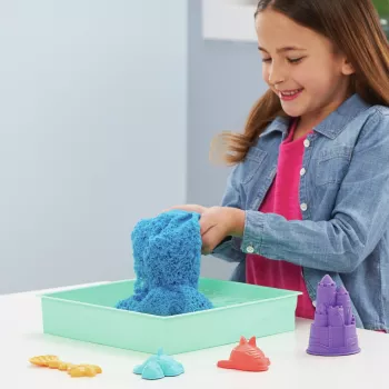 Kinetic Sand rinkinys „Smėlio dėžė“, kūrybinės Velykų dovanos, 1 mėlyno formuojamo smėlio svaras, 4 įrankiai ir formelės, laikymo dėžutė, sensorinis žaislas vaikams nuo 3 metų