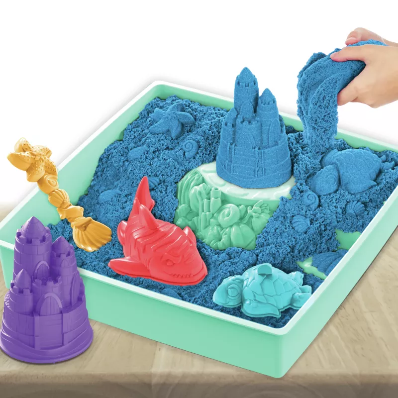 Kinetic Sand rinkinys „Smėlio dėžė“, kūrybinės Velykų dovanos, 1 mėlyno formuojamo smėlio svaras, 4 įrankiai ir formelės, laikymo dėžutė, sensorinis žaislas vaikams nuo 3 metų
