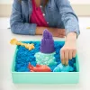 Kinetic Sand rinkinys „Smėlio dėžė“, kūrybinės Velykų dovanos, 1 mėlyno formuojamo smėlio svaras, 4 įrankiai ir formelės, laikymo dėžutė, sensorinis žaislas vaikams nuo 3 metų