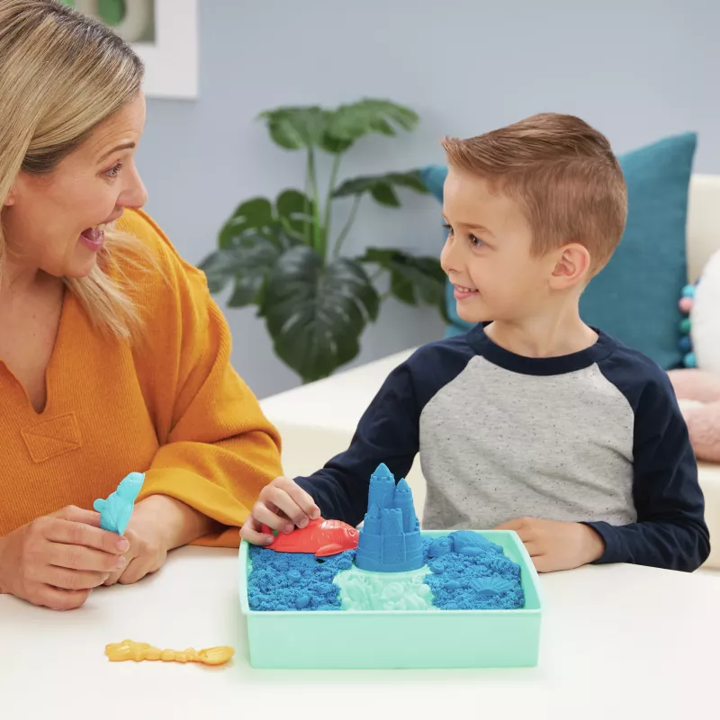 Kinetic Sand rinkinys „Smėlio dėžė“, kūrybinės Velykų dovanos, 1 mėlyno formuojamo smėlio svaras, 4 įrankiai ir formelės, laikymo dėžutė, sensorinis žaislas vaikams nuo 3 metų