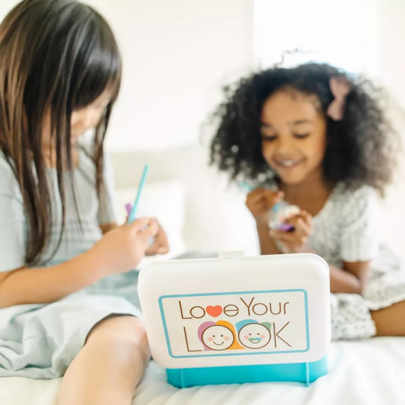 Melissa & Doug Love Your Look Apsimestinis Makiažo Rinkinys – 16 dalių, be netvarkos (NE TIKRI KOSMETIKA)