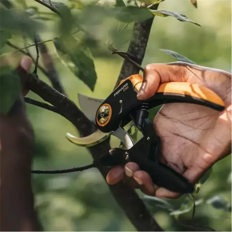 Genėjimo žirklės Fiskars Plus PowerLever P721 – apėjimo sekatoriai šakoms ir stiebams