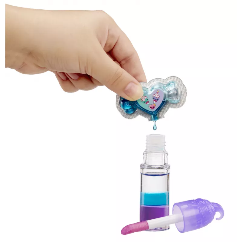 MGA Entertainment Yummiland Paslaptingas Lūpų Blizgesio Lėlė - Carly Cakepop