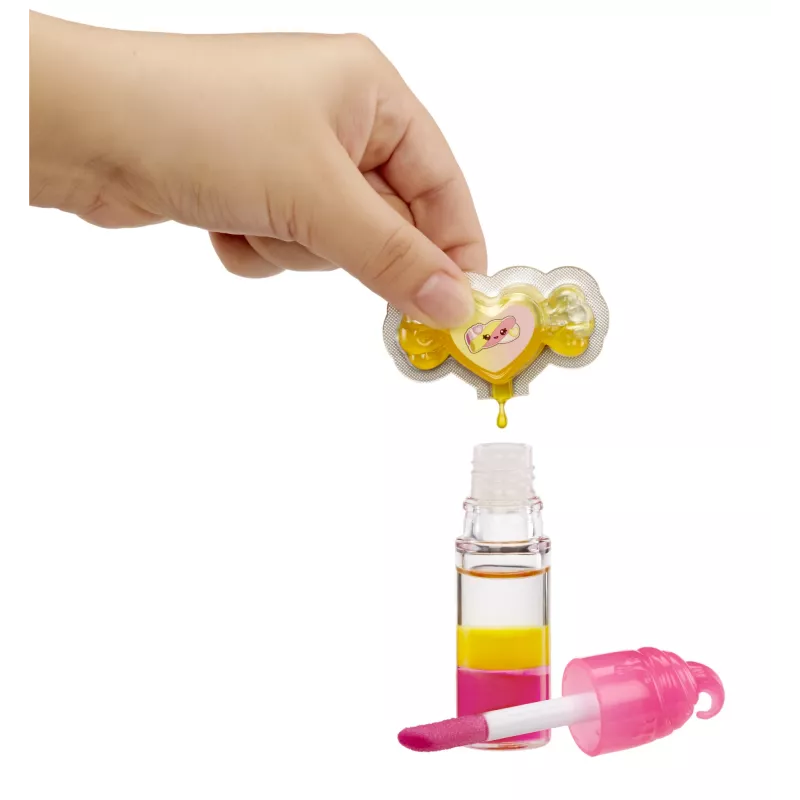 MGA Entertainment Yummiland Paslaptingos spalvos lūpų blizgesio lėlė - Mila Mallows