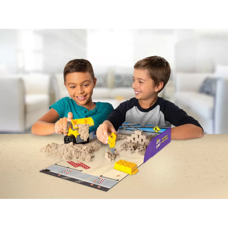 Kinetic Sand Dig N' Demolish rinkinys su 1 svaru žaidimo smėlio ir žaisliniu sunkvežimiu, sensorinis žaislas vaikams nuo 5 metų
