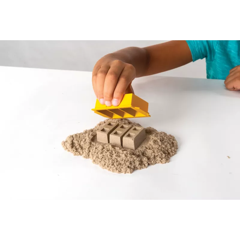 Kinetic Sand Dig N' Demolish rinkinys su 1 svaru žaidimo smėlio ir žaisliniu sunkvežimiu, sensorinis žaislas vaikams nuo 5 metų