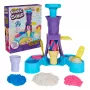 Kinetic Sand Soft Serve Station – Kūrybinis ledų gaminimo rinkinys su 14 uncijų formuojamu smėliu (3 spalvos), 2 ledų kūgiais ir įrankiais