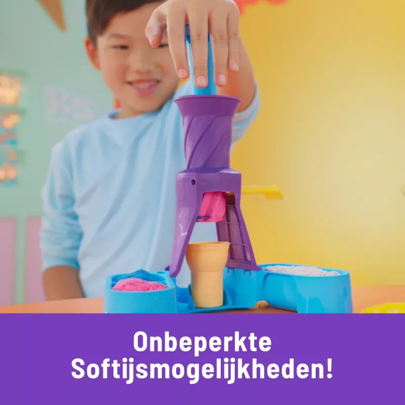 Kinetic Sand Soft Serve Station – Kūrybinis ledų gaminimo rinkinys su 14 uncijų formuojamu smėliu (3 spalvos), 2 ledų kūgiais ir įrankiais