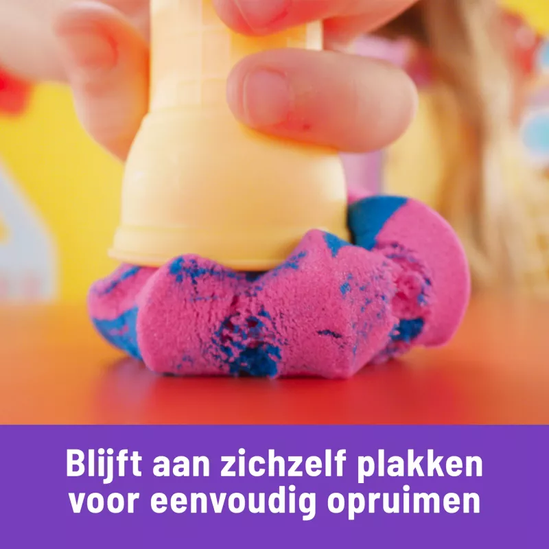 Kinetic Sand Soft Serve Station – Kūrybinis ledų gaminimo rinkinys su 14 uncijų formuojamu smėliu (3 spalvos), 2 ledų kūgiais ir įrankiais