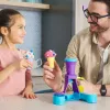 Kinetic Sand Soft Serve Station – Kūrybinis ledų gaminimo rinkinys su 14 uncijų formuojamu smėliu (3 spalvos), 2 ledų kūgiais ir įrankiais