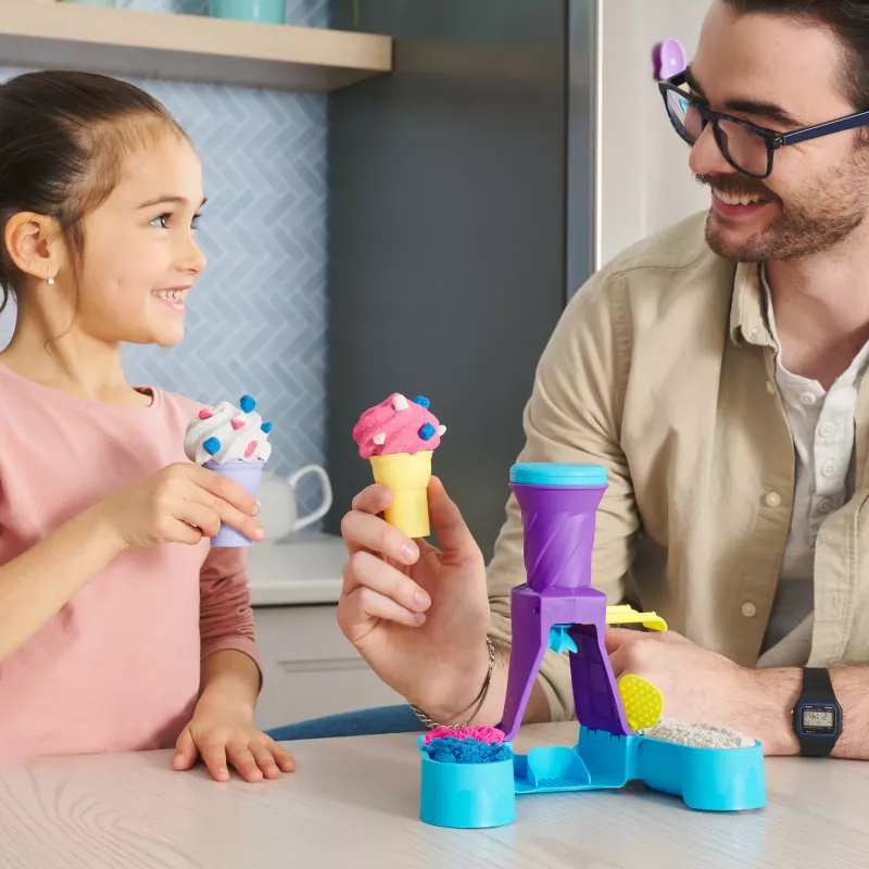 Kinetic Sand Soft Serve Station – Kūrybinis ledų gaminimo rinkinys su 14 uncijų formuojamu smėliu (3 spalvos), 2 ledų kūgiais ir įrankiais