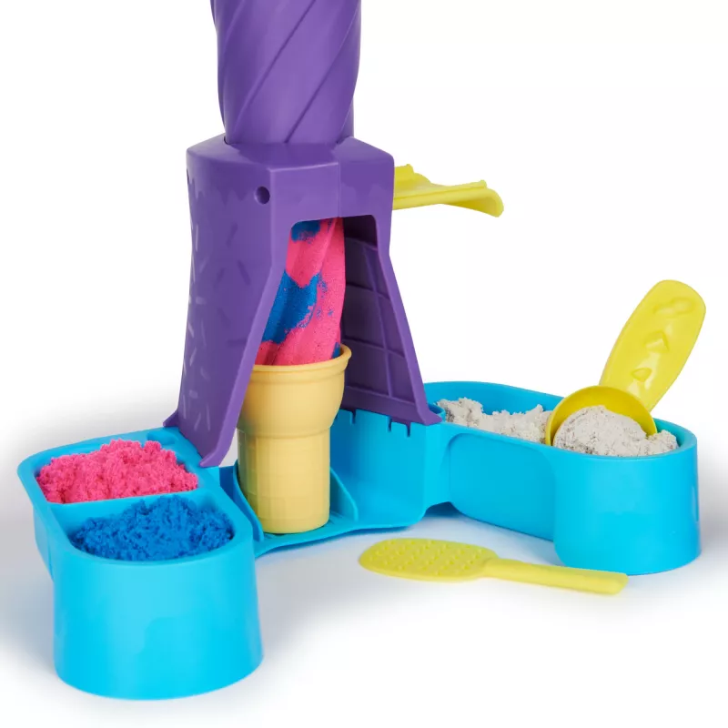 Kinetic Sand Soft Serve Station – Kūrybinis ledų gaminimo rinkinys su 14 uncijų formuojamu smėliu (3 spalvos), 2 ledų kūgiais ir įrankiais