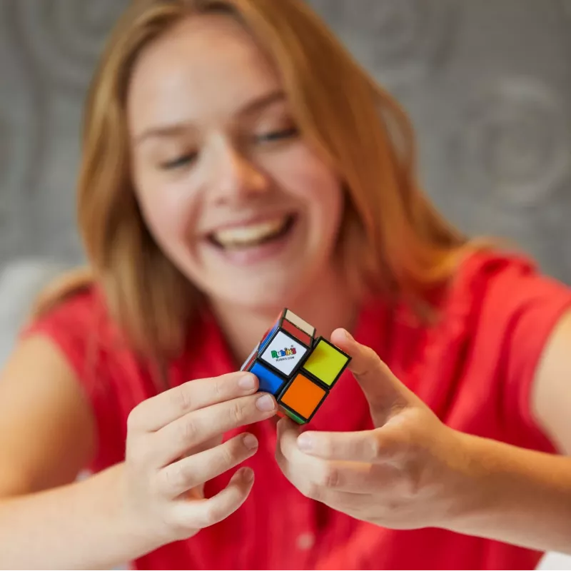 Rubik’s Mini 2x2 – 2x2 klasikinis spalvų derinimo galvosūkis, kišeninio dydžio smegenų lavinimo žaislas