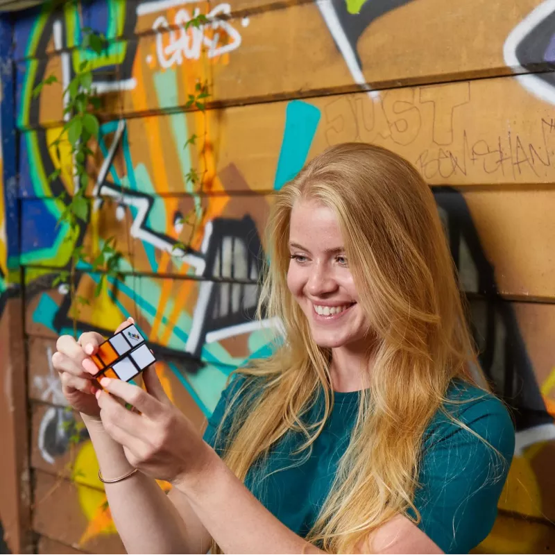 Rubik’s Mini 2x2 – 2x2 klasikinis spalvų derinimo galvosūkis, kišeninio dydžio smegenų lavinimo žaislas
