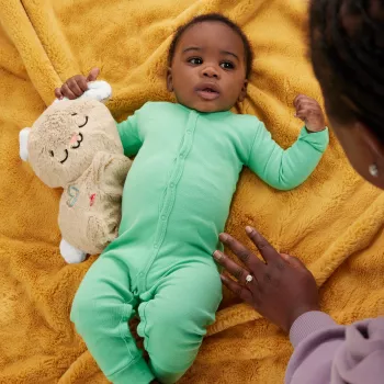 Fisher-Price Soothe & Settle Bunny – Pliusinis zuikis su garsų mašina ir judesiu