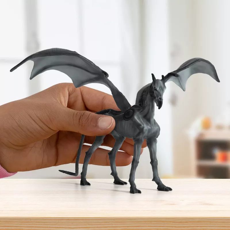 Schleich Thestral – juodas skeletinis arklys su šikšnosparnio sparnais, 6+ metų, Magiškos būtybės