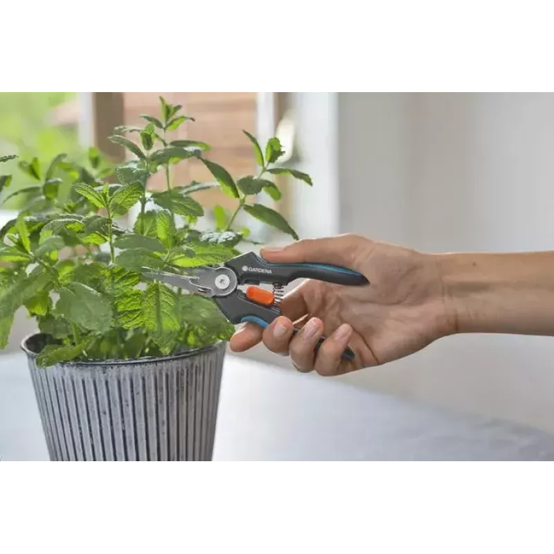 Sodo žirklės Gardena GripCut 12213-20, plastikinė rankena, juoda/žalia, nerūdijančio plieno ašmenys