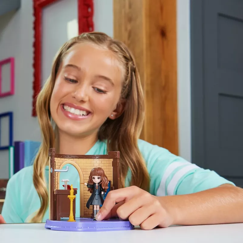 Wizarding World Harry Potter Magical Minis Kerų Klasė su Išskirtine Hermiona Įkrūkė Figūrėle ir Priedais, Žaislas Vaikams nuo 5 metų